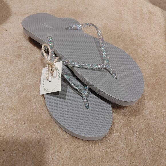 Old Navy size 11 NWOT Grey Gray Flip Flops Sparkle Summertime Cute Wedding - Picture 9 of 9